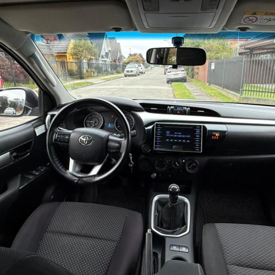 ECARENT_0041_toyota-hylux-interior